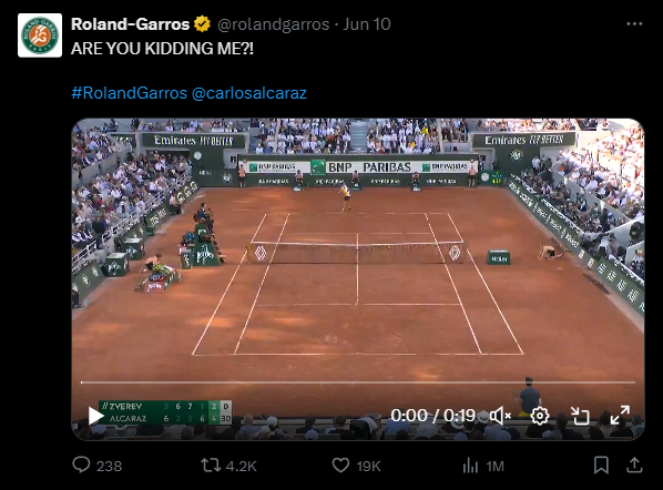 khoảnh khắc giành điểm của Alcaraz được trang roland garros đăng trên x